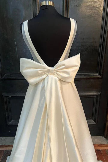 Robe de mariée trapèze en satin à col ras du cou et nœud dans le dos